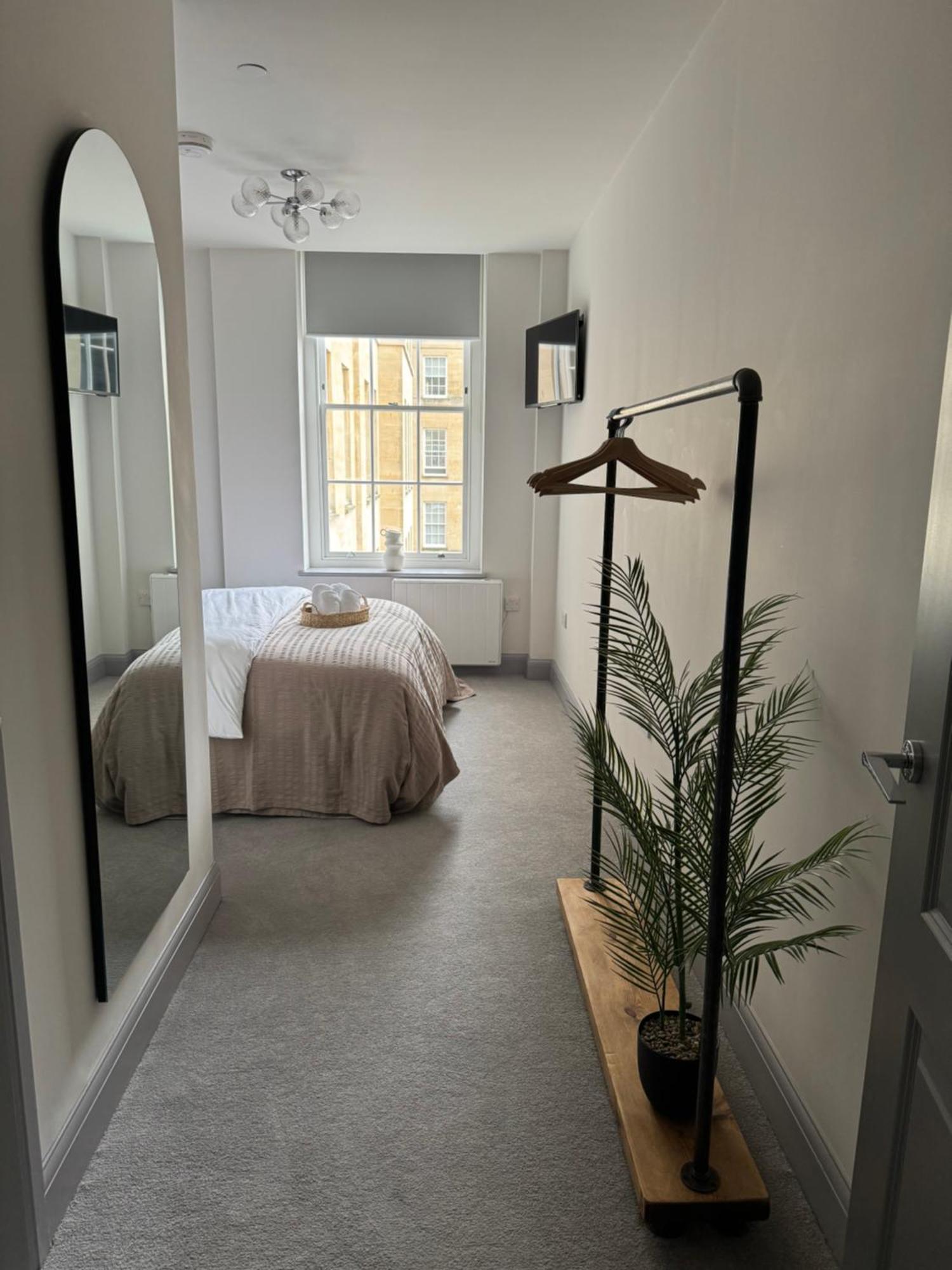 Haus Of Sulis, City Centre Apartment With Lift Access Bath Luaran gambar