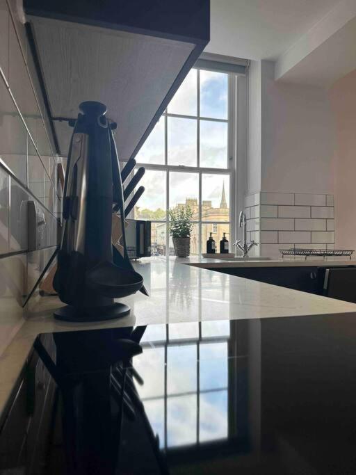 Haus Of Sulis, City Centre Apartment With Lift Access Bath Luaran gambar