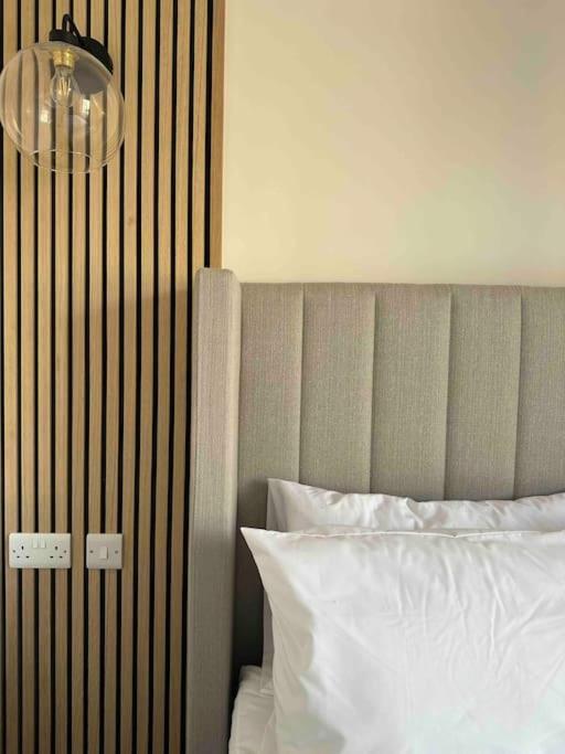 Haus Of Sulis, City Centre Apartment With Lift Access Bath Luaran gambar